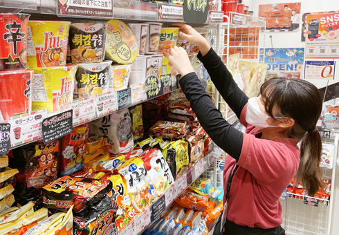 ラーメン・レトルト食品の棚